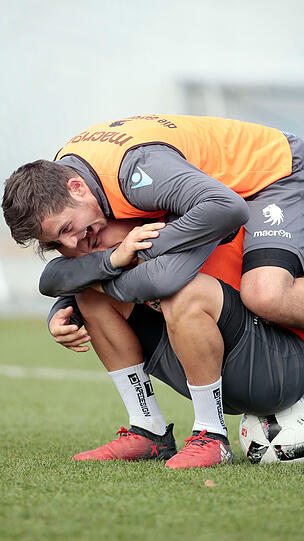 Spaß im Training: Michael Liendl (l.) und Maxi Wittek.