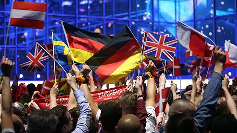 Wehende Fähnchen, frenetischer Jubel: Fans freuen sich schon auf den ESC.