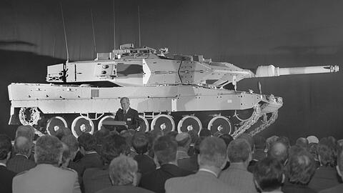 1996 wird bei Krauss Maffei in Allach ein Leopard-2-Panzer feierlich an die schwedische Armee übergeben.