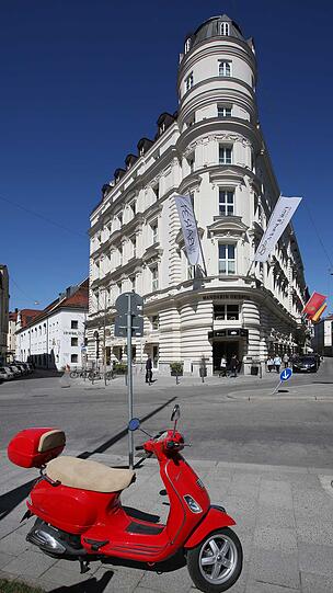 Stimmig: Der rote Roller ist vor dem Luxus-Hotel Mandarin Oriental perfekt in Szene gesetzt.
