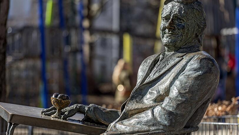 Vielleicht steht der Wagen ja auch in der Nähe der Münchner Freiheit und der unsterbliche Helmut Fischer blickt genau in seine Richtung. Vielleicht steht der Wagen ja auch in der Nähe der Münchner Freiheit und der unsterbliche Helmut Fischer blickt genau in seine Richtung.