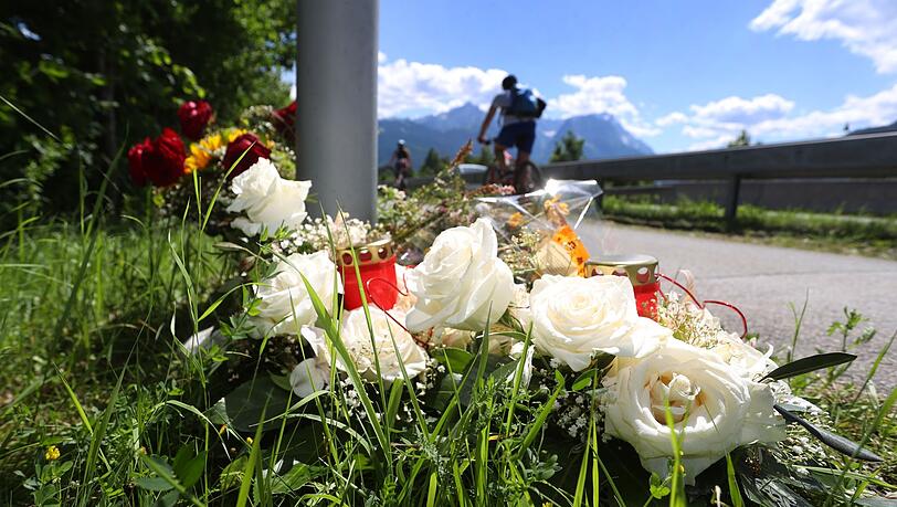 Blumen unweit der Unfallstelle bei Garmisch-Partenkirchen