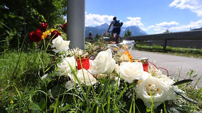 Blumen unweit der Unfallstelle bei Garmisch-Partenkirchen