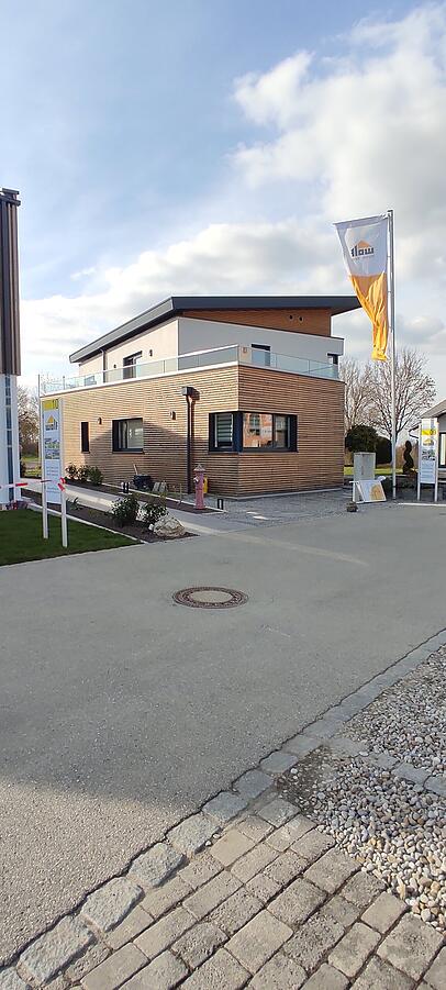 Ein harmonischer Material-, Farben- und Formenmix charakterisiert das in verschiedene Baukörper gegliederte Haus. Der Clou: Dank einer modularen Systembauweise kann das Effizienzhaus durch An- und Zubauten mitwachsen, wenn das Grundstück Platz bietet. Ein harmonischer Material-, Farben- und Formenmix charakterisiert das in verschiedene Baukörper gegliederte Haus. Der Clou: Dank einer modularen Systembauweise kann das Effizienzhaus durch An- und Zubauten mitwachsen, wenn das Grundstück Platz bietet.