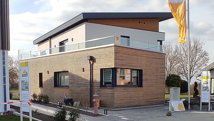 Ein harmonischer Material-, Farben- und Formenmix charakterisiert das in verschiedene Baukörper gegliederte Haus. Der Clou: Dank einer modularen Systembauweise kann das Effizienzhaus durch An- und Zubauten mitwachsen, wenn das Grundstück Platz bietet. Ein harmonischer Material-, Farben- und Formenmix charakterisiert das in verschiedene Baukörper gegliederte Haus. Der Clou: Dank einer modularen Systembauweise kann das Effizienzhaus durch An- und Zubauten mitwachsen, wenn das Grundstück Platz bietet.