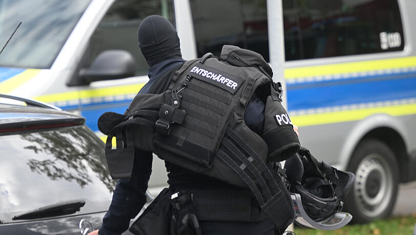 Entschärfer sind nach dem Brand in dem Einfamilienhaus in der Lerchenau im Einsatz. Entschärfer sind nach dem Brand in dem Einfamilienhaus in der Lerchenau im Einsatz.