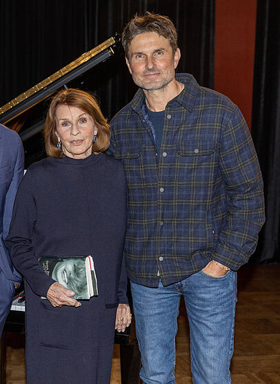 Senta Berger begeistert im Film "Ach, diese L&uuml;cke, diese entsetzliche L&uuml;cke". Ihr Sohn Simon Verhoeven f&uuml;hrte Regie.