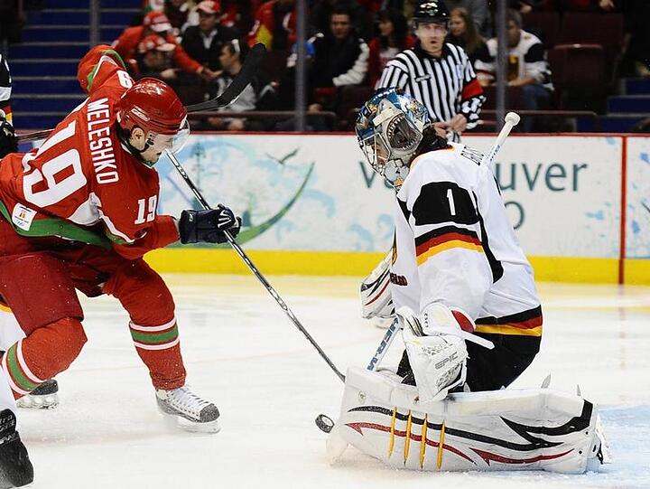Dmitri Meleshko (l) schweitert am deutschen Torwart Thomas Greiss.