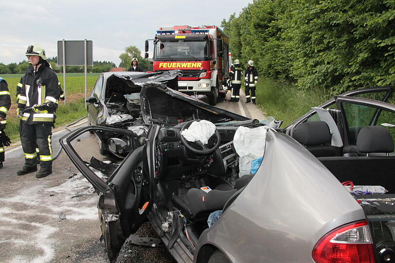 Frontalzusammenstoß: Ein VW und ein Seat krachen im Landkreis Landshut zusammen. Drei Menschen werden verletzt, zwei davon schwer.