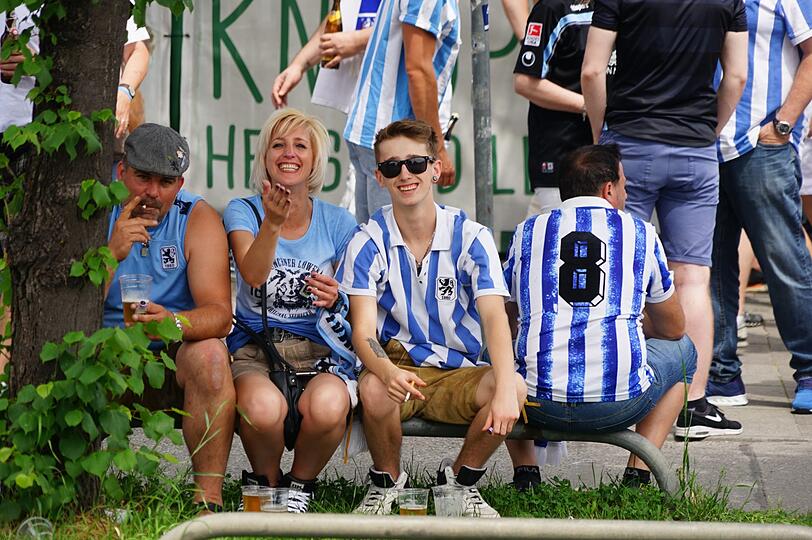 Giesing ist am Sonntag blau - die Fanbilder vor dem Spiel gegen Saarbrücken.