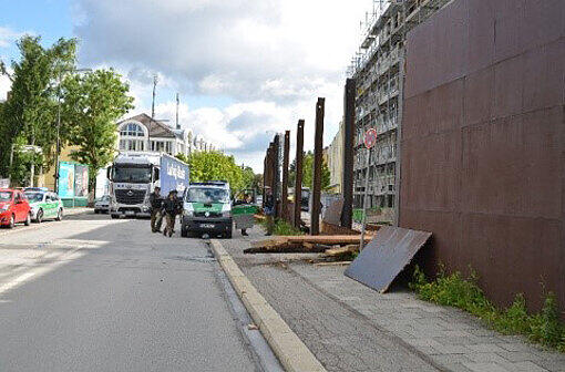 In Moosach haben Bretter einer umstürzenden Lärmschutzwand einen Arbeiter getroffen. Die Bilder vom Unfallort.