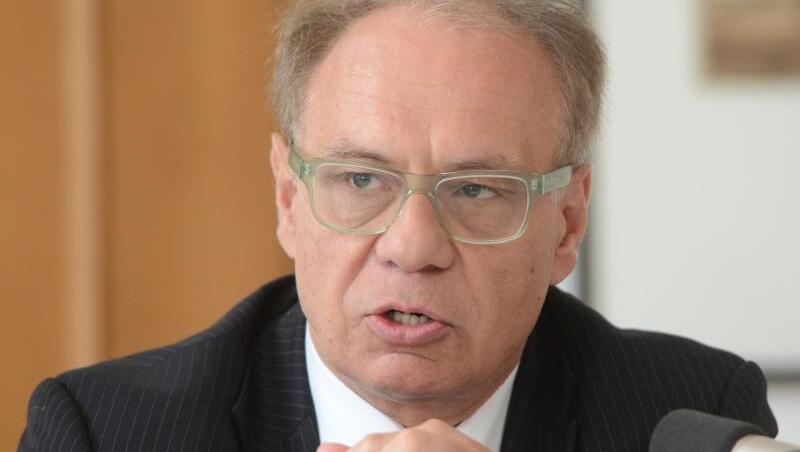 "Soforthilfe ist das Gebot der Stunde - und absolut wörtlich zu nehmen", sagt Wolfgang Ewer, Präsident des Bundesverbandes der Freien Berufe. "Soforthilfe ist das Gebot der Stunde - und absolut wörtlich zu nehmen", sagt Wolfgang Ewer, Präsident des Bundesverbandes der Freien Berufe.