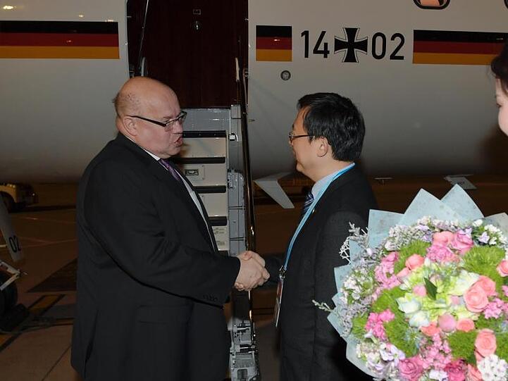Wirtschaftsminister Peter Altmaier bei seiner Ankunft zum "Seidenstraßen"-Gipfel auf dem Flughafen von Peking.
