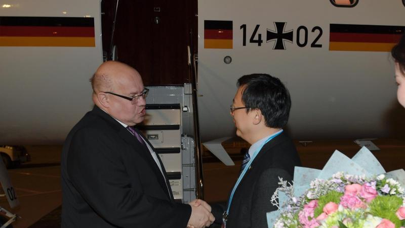 Wirtschaftsminister Peter Altmaier bei seiner Ankunft zum "Seidenstraßen"-Gipfel auf dem Flughafen von Peking. Wirtschaftsminister Peter Altmaier bei seiner Ankunft zum "Seidenstraßen"-Gipfel auf dem Flughafen von Peking.