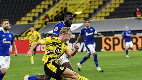 BVB-Torjäger Erling Haaland ist mit Dortmund im Revierderby auf Schalke gefordert.