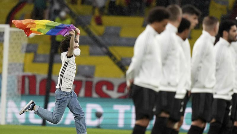 Während der ungarischen Hymne rennt der junge Mann mit Deutschland-Trikot und Regenbogen-Fahne aufs Feld.