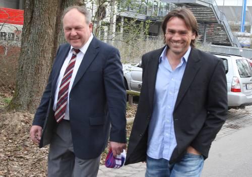 Weniger Geld, aber gute Laune: Nürnbergs neue Eis-Macher  Norbert Schmitt (links) und Lenz Funk vor der Arena.