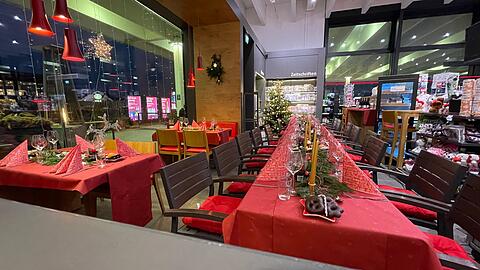 Tafel, Tischdecke, Christbaum mitten in der Tankstelle: An Heiligabend sperrt Pächter Sönmez Günan an seiner Allguth-Tankstelle in Olching den Gastrobereich ab und macht ihn zum Weihnachtswohnzimmer für alleinstehende Seniorinnen und Senioren. Sie bekommen ein kostenloses Weihnachtsmenü und viel schöne Geselligkeit. Wer mitessen möchte, kann ihn einfach anrufen: 08142/ 440 72 10.