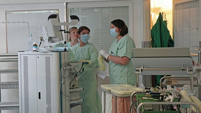 Ein Patient randalierte auf der Intensivstation und soll Krankenschwestern und eine Ärztin sexuell angegangen haben. Nun sitzt er in Untersuchungshaft (Szenefoto). Ein Patient randalierte auf der Intensivstation und soll Krankenschwestern und eine Ärztin sexuell angegangen haben. Nun sitzt er in Untersuchungshaft (Szenefoto).