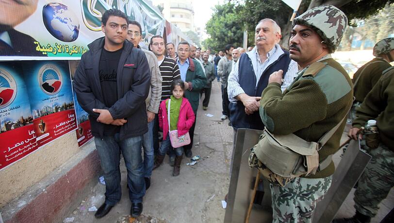 Die Aussicht auf saubere Wahlen ohne Schlägertrupps
und gefälschte Stimmzettel hat in Ägypten so viele Wähler mobilisiert
wie nie zuvor. Schon zu Beginn der ersten Parlamentswahl seit dem
Sturz von Präsident Husni Mubarak bildeten sich am Montag lange
Warteschlangen vor den Wahllokalen. Zusätzlich zur Polizei bot der
herrschende Militärrat auch Soldaten auf, um die Schulen zu sichern,
in denen gewählt wurde. Die Aussicht auf saubere Wahlen ohne Schlägertrupps
und gefälschte Stimmzettel hat in Ägypten so viele Wähler mobilisiert
wie nie zuvor. Schon zu Beginn der ersten Parlamentswahl seit dem
Sturz von Präsident Husni Mubarak bildeten sich am Montag lange
Warteschlangen vor den Wahllokalen. Zusätzlich zur Polizei bot der
herrschende Militärrat auch Soldaten auf, um die Schulen zu sichern,
in denen gewählt wurde.
