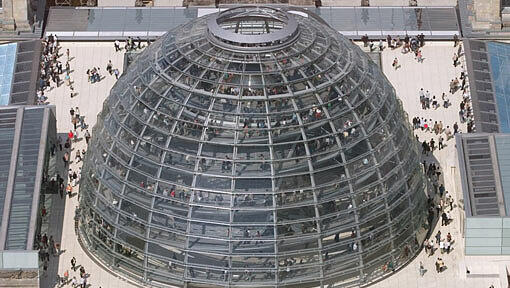 Bis hierhin soll der Protestmarsch der Kritiker der Asylpolitik gehen: Der Reichstag in Berln. Bis hierhin soll der Protestmarsch der Kritiker der Asylpolitik gehen: Der Reichstag in Berln.