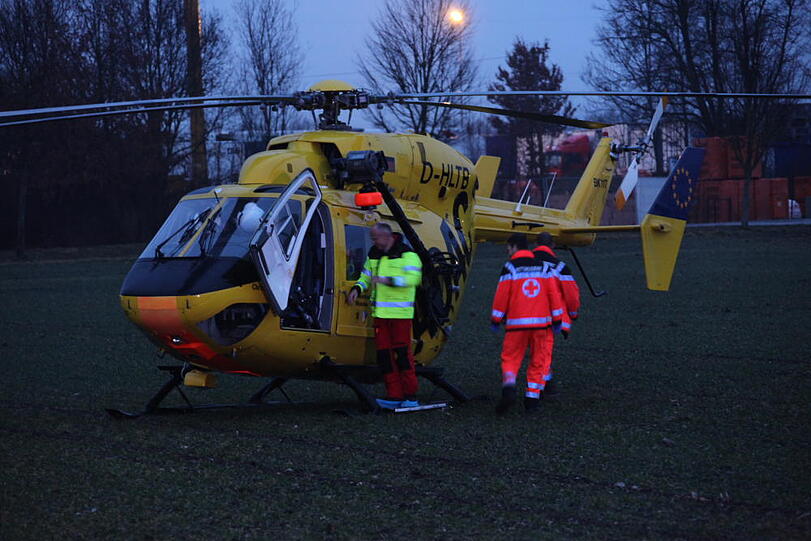 In Forstinning wurde eine Frau angefahren und schwer verletzt - Bilder von der Unfallstelle