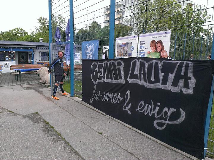 Benny Lauth vor dem Banner, das die Fans ihm gewidmet haben.
