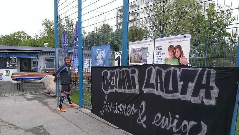 Benny Lauth vor dem Banner, das die Fans ihm gewidmet haben. Benny Lauth vor dem Banner, das die Fans ihm gewidmet haben.