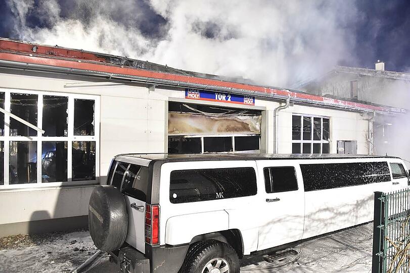 Bei einem Großbrand in einer Luxusautowerkstatt entstand erheblicher Sachschaden.