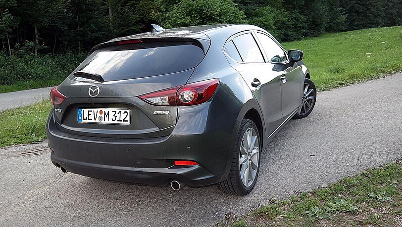 Sparsam: Der 150-PS-Mazda3 kommt laut Norm mit 4,1 Liter Benzin 100 Kilometer weit, in der Praxis waren es 5,4 Liter. Sparsam: Der 150-PS-Mazda3 kommt laut Norm mit 4,1 Liter Benzin 100 Kilometer weit, in der Praxis waren es 5,4 Liter.