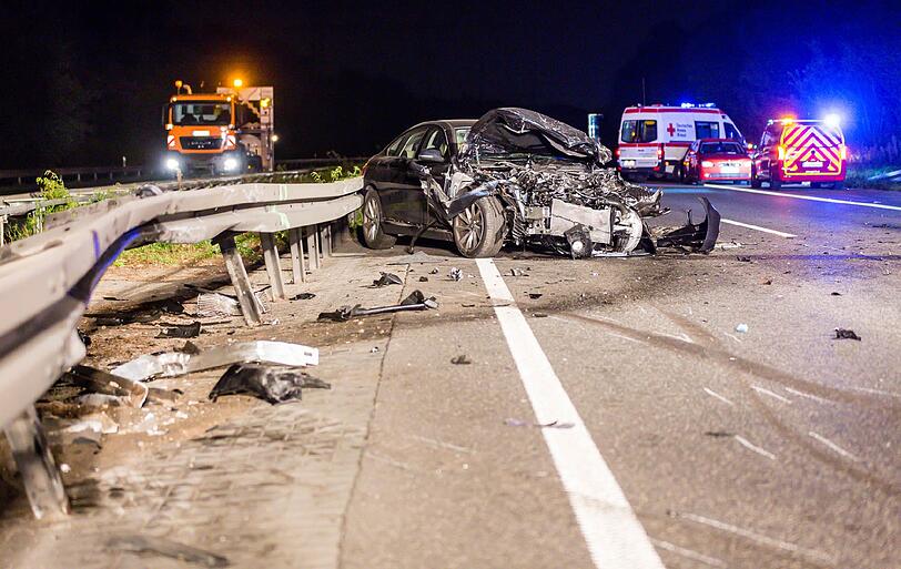 Der Kleinlaster fährt auf der linken Spur gegen die Fahrtrichtung. Es kommt zu einem folgenschweren Unfall.