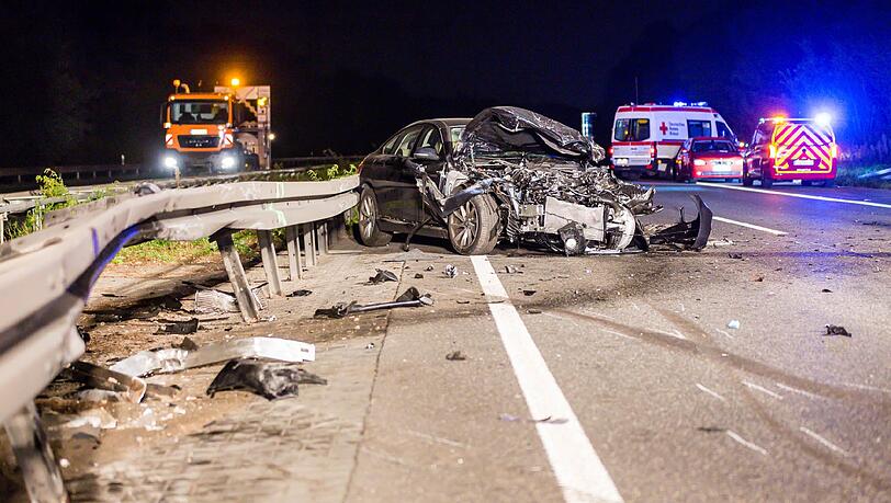 Der Kleinlaster fährt auf der linken Spur gegen die Fahrtrichtung. Es kommt zu einem folgenschweren Unfall. Der Kleinlaster fährt auf der linken Spur gegen die Fahrtrichtung. Es kommt zu einem folgenschweren Unfall.