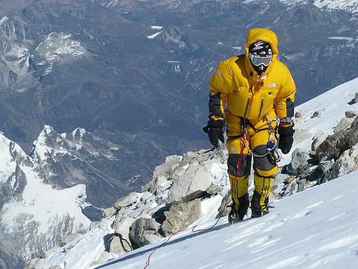 Simone Moro wurde weltbekannt durch die spektakulären Wintererstbesteigungen von Shishapangma (8027 Meter), Makalu (8463 Meter) und Gasherbrum II (8035 Meter).