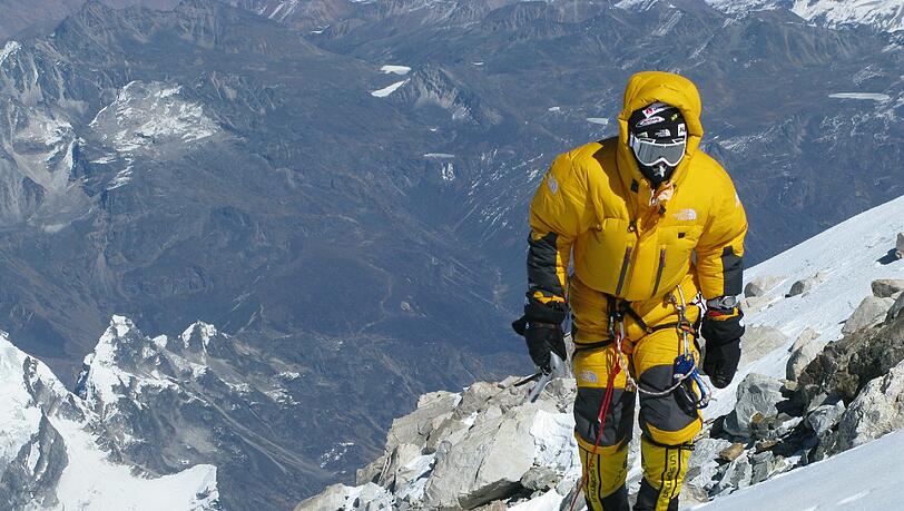 Simone Moro wurde weltbekannt durch die spektakulären Wintererstbesteigungen von Shishapangma (8027 Meter), Makalu (8463 Meter) und Gasherbrum II (8035 Meter). Simone Moro wurde weltbekannt durch die spektakulären Wintererstbesteigungen von Shishapangma (8027 Meter), Makalu (8463 Meter) und Gasherbrum II (8035 Meter).