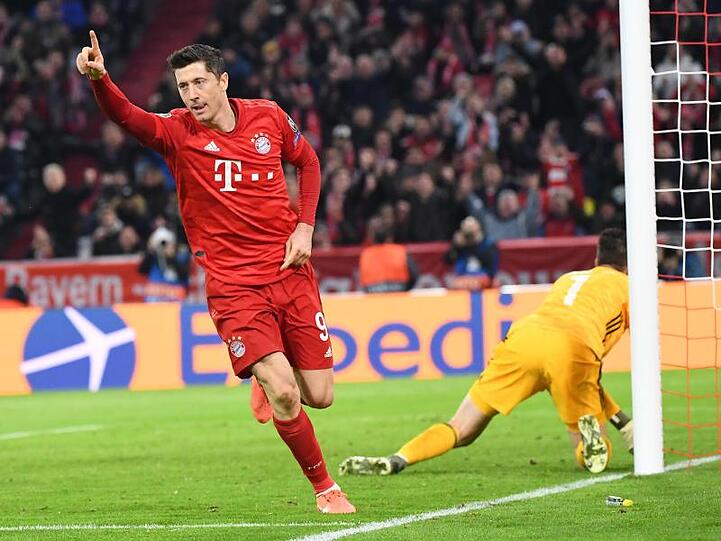 Münchens Torschütze Robert Lewandowski jubelt nach dem Tor zum 1:0, rechts Torwart Jose Sa von Piräus. Foto: Matthias Balk/dpa