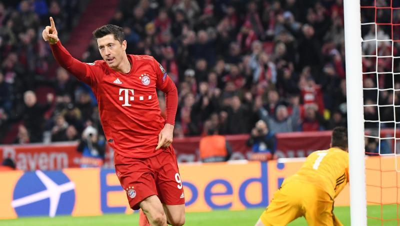 Münchens Torschütze Robert Lewandowski jubelt nach dem Tor zum 1:0, rechts Torwart Jose Sa von Piräus. Foto: Matthias Balk/dpa Münchens Torschütze Robert Lewandowski jubelt nach dem Tor zum 1:0, rechts Torwart Jose Sa von Piräus. Foto: Matthias Balk/dpa