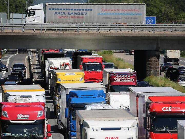LKW im Stau. Für Spediteure zählt die Digitalisierung zu den größten Herausforderungen.