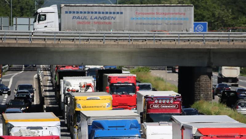 LKW im Stau. Für Spediteure zählt die Digitalisierung zu den größten Herausforderungen. LKW im Stau. Für Spediteure zählt die Digitalisierung zu den größten Herausforderungen.