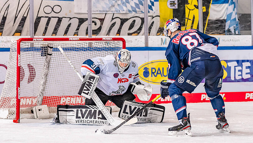 Drin das Ding: Philip Gogulla verwandelt als einziger seinen Penalty beim Shootout gegen Nürnberg-Goalie Niklas Treutle.