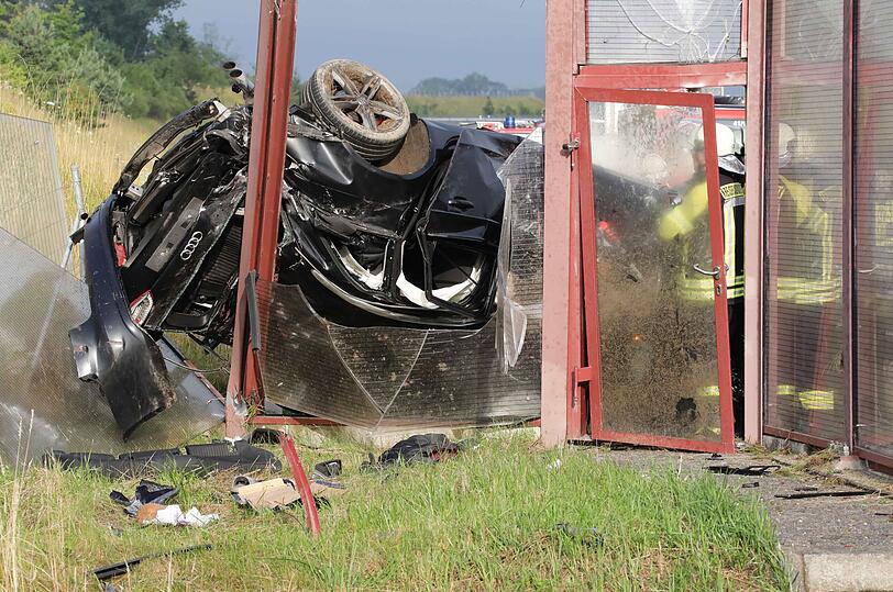 Tödlicher Verkehrsunfall auf der A94 auf der Höhe Heldenstein.