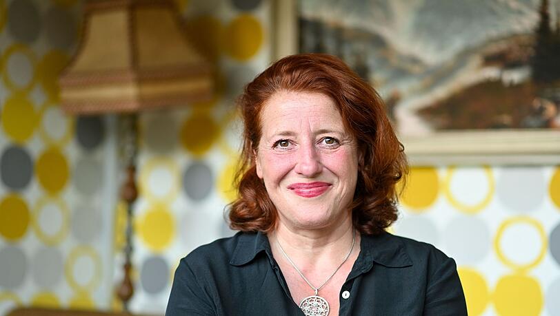 Luise Kinseher lächelt.