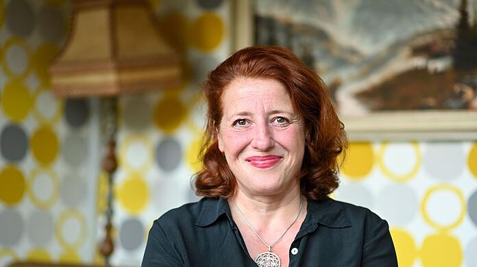 Luise Kinseher lächelt.