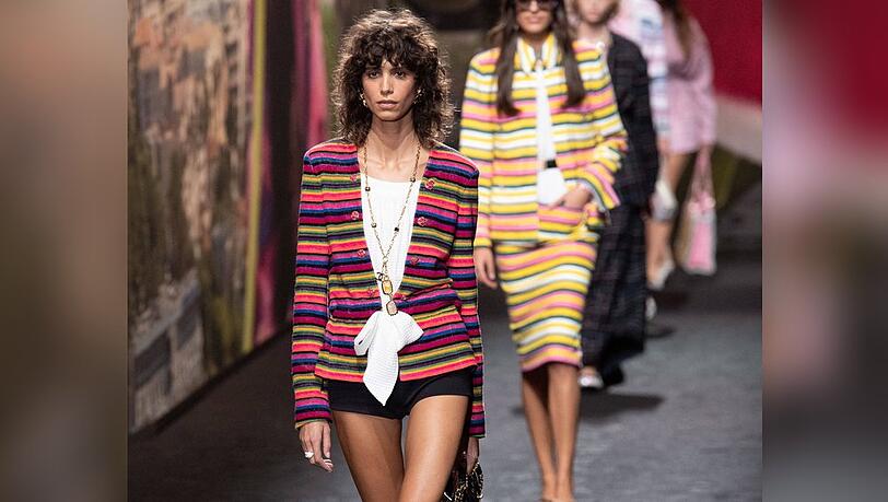 Kleiner Trend ganz groß: Micro-Shorts setzten 2024 die Beine in den Fokus - wie hier in der Frühjahrs- und Sommer-Kollektion von Chanel für 2024. Kleiner Trend ganz groß: Micro-Shorts setzten 2024 die Beine in den Fokus - wie hier in der Frühjahrs- und Sommer-Kollektion von Chanel für 2024.