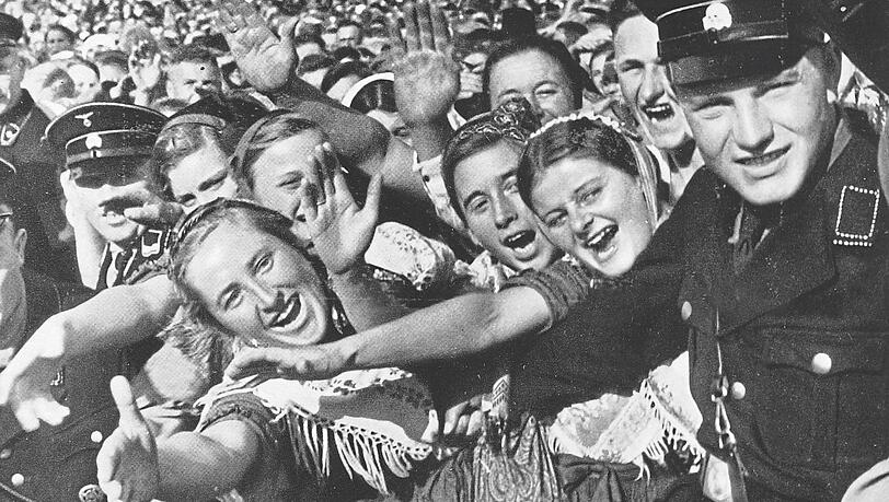 Begeisterte Massen jubeln Hitler 1935 auf dem Bückeberg bei Hameln zu, wo alljährlich die Hauptveranstaltung des Deutschen Reiches zum Erntedankfest stattfand. Begeisterte Massen jubeln Hitler 1935 auf dem Bückeberg bei Hameln zu, wo alljährlich die Hauptveranstaltung des Deutschen Reiches zum Erntedankfest stattfand.