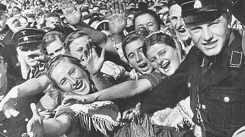Begeisterte Massen jubeln Hitler 1935 auf dem Bückeberg bei Hameln zu, wo alljährlich die Hauptveranstaltung des Deutschen Reiches zum Erntedankfest stattfand.