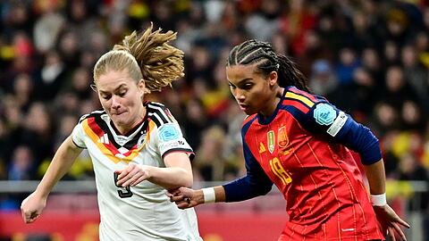 Sjoeke N&uuml;sken (l) im Duell mit Spaniens Toptalent Vicky Lopez.