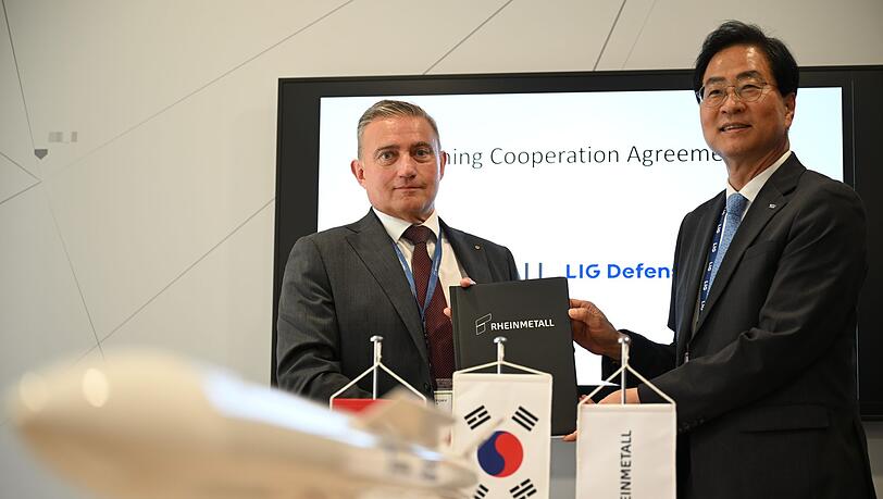 Rheinmetall-Manager Oliver Dürr und der südkoreanische Manager Ickhyun Shin nach der Unterschrift der Vereinbarung bei der Eurosatory. Rheinmetall-Manager Oliver Dürr und der südkoreanische Manager Ickhyun Shin nach der Unterschrift der Vereinbarung bei der Eurosatory.