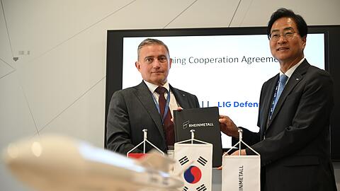 Rheinmetall-Manager Oliver D&uuml;rr und der s&uuml;dkoreanische Manager Ickhyun Shin nach der Unterschrift der Vereinbarung bei der Eurosatory.
