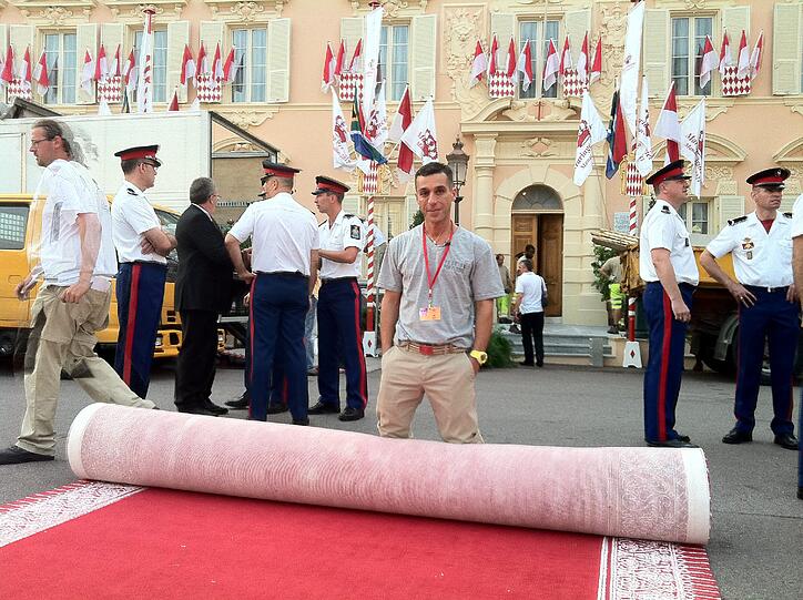 Seinen roten Teppich hat er höchstpersönlich im
Innenhof des Palastes von Monaco ausgerollt. Der in Deutschland
geborene Kaymar Moghadam (42), offizieller Hoflieferant des Palastes,
hat dem Brautpaar den 550 Quadratmeter große Läufer zur Hochzeit
geschenkt.