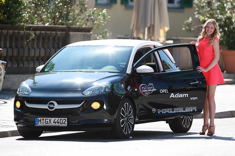 Jessica durfte mit dem Hauptgewinn, einem Opel Adam von Häusler, schon mal eine kleine Spritztour machen.